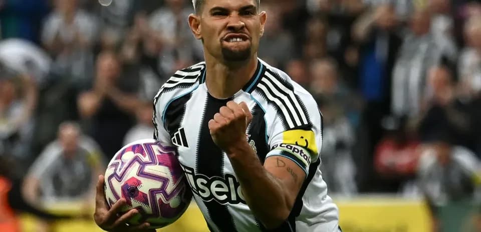 Futbolçu qol sevinci ilə topu qaldırır