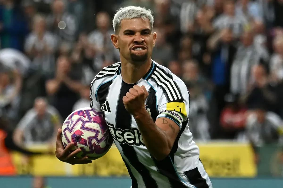 Futbolçu qol sevinci ilə topu qaldırır