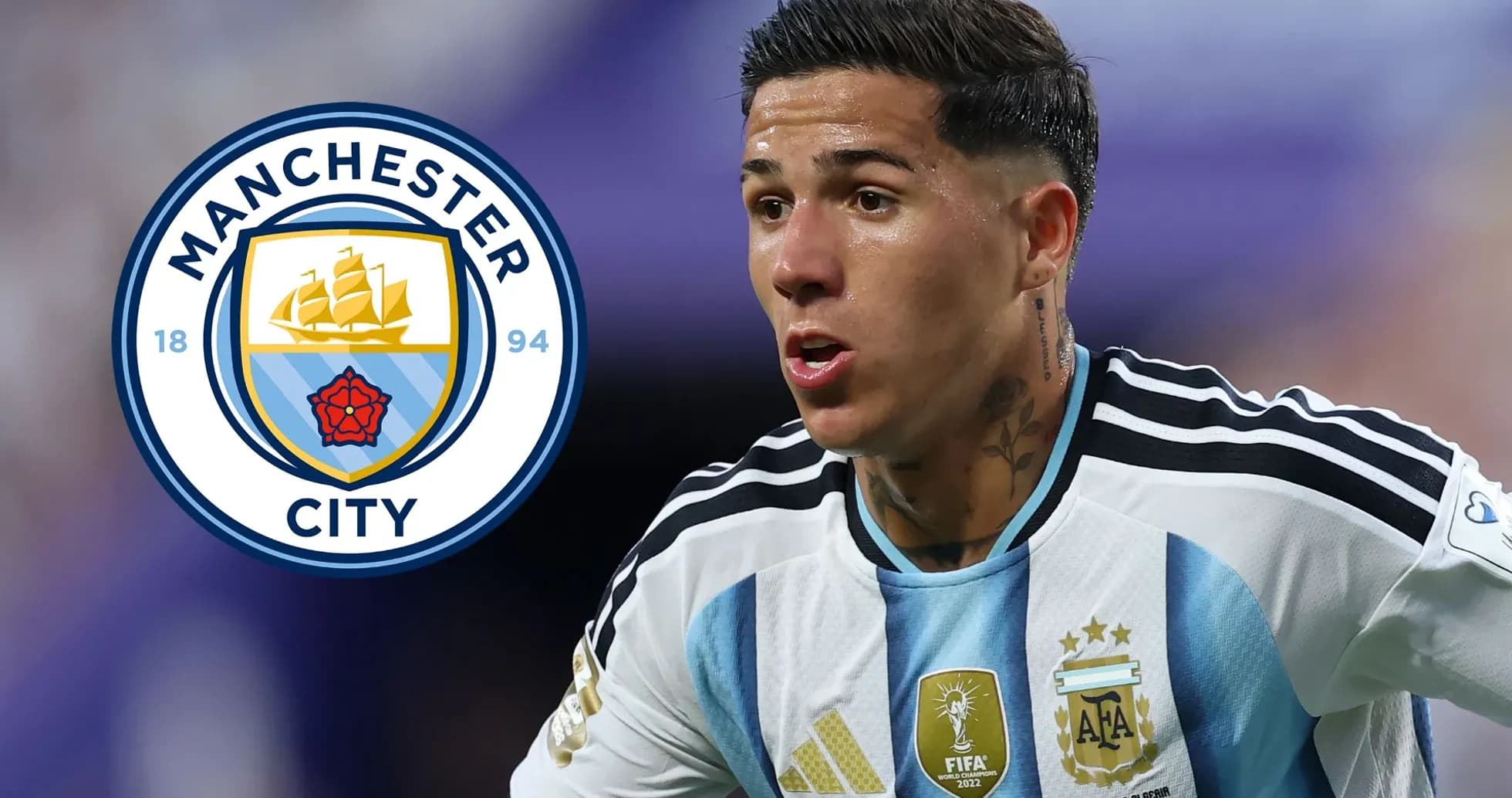Futbolçu mübarizə aparır, arxada Manchester City loqosu var