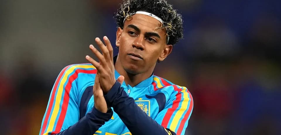 Futbolçu İspaniya millisinin formasını geyinib