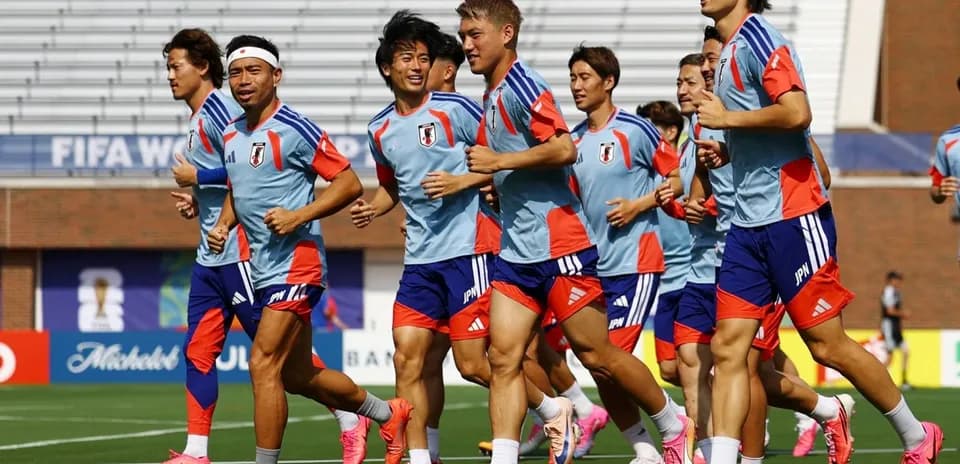 Yaponiya futbol komandası məşq zamanı qaçır