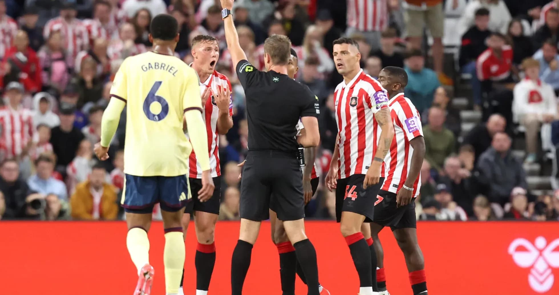 Sunderland futbolçusu sarı kart alır