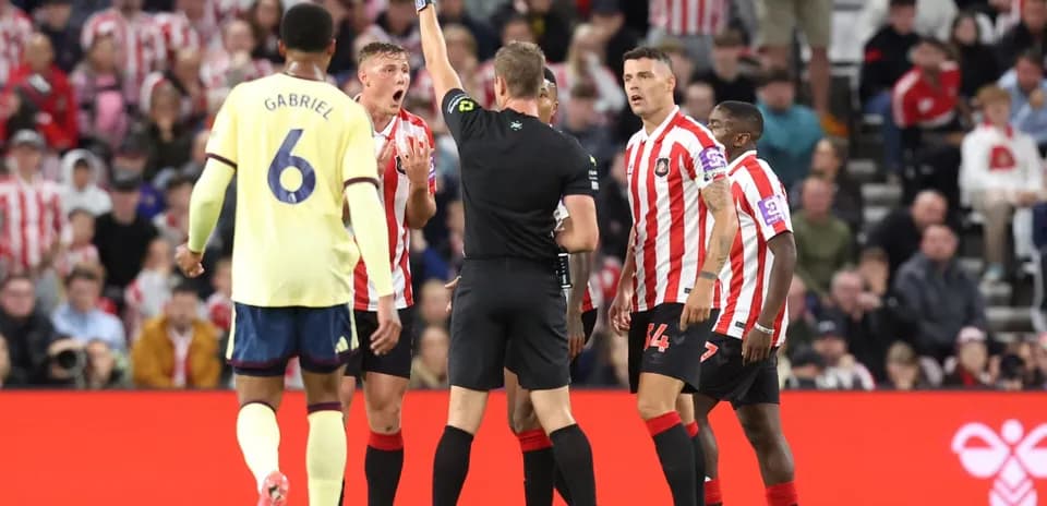 Sunderland futbolçusu sarı kart alır