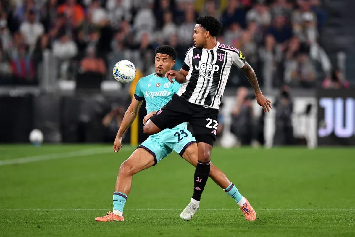 Juventus və Bologna oyununda futbolçular mübarizə aparır