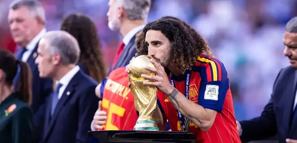Futbolçu Dünya Kubokunu öpür