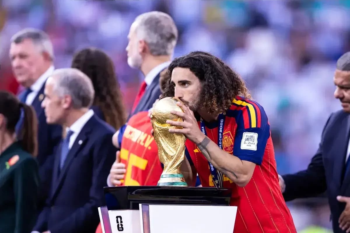 Futbolçu Dünya Kubokunu öpür