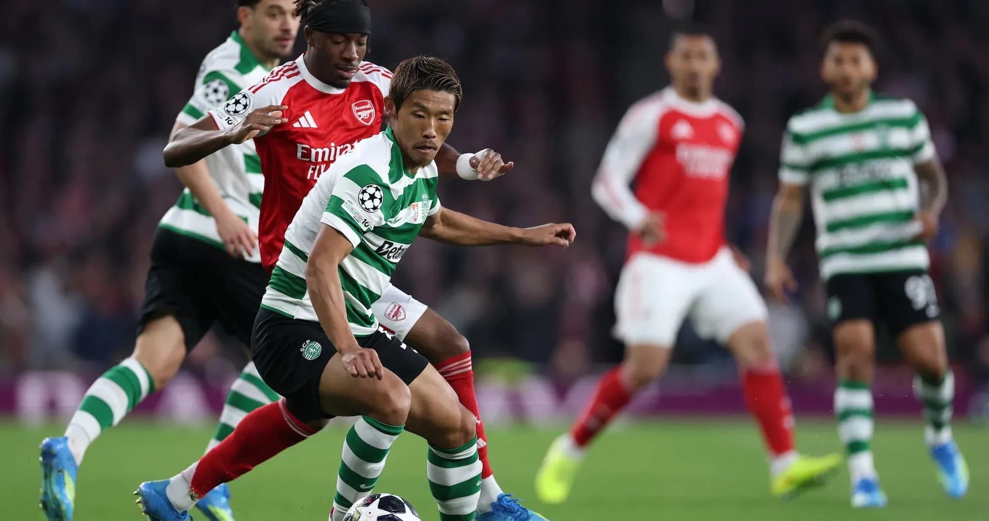 Arsenal və Sporting CP oyunçuları top uğrunda mübarizə aparır