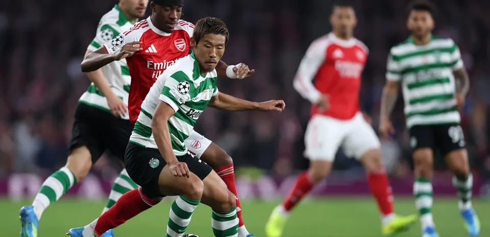 Arsenal və Sporting CP oyunçuları top uğrunda mübarizə aparır