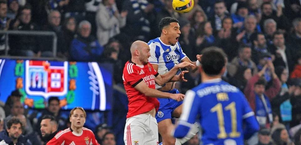 Porto player challenging Benfica player for the ball
