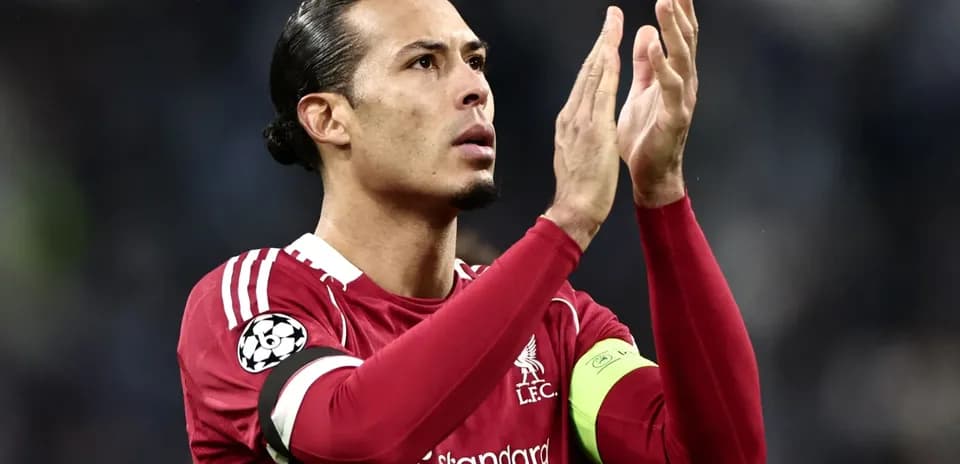 Futbolçu alqış edərək tərəfdarları selamlayır