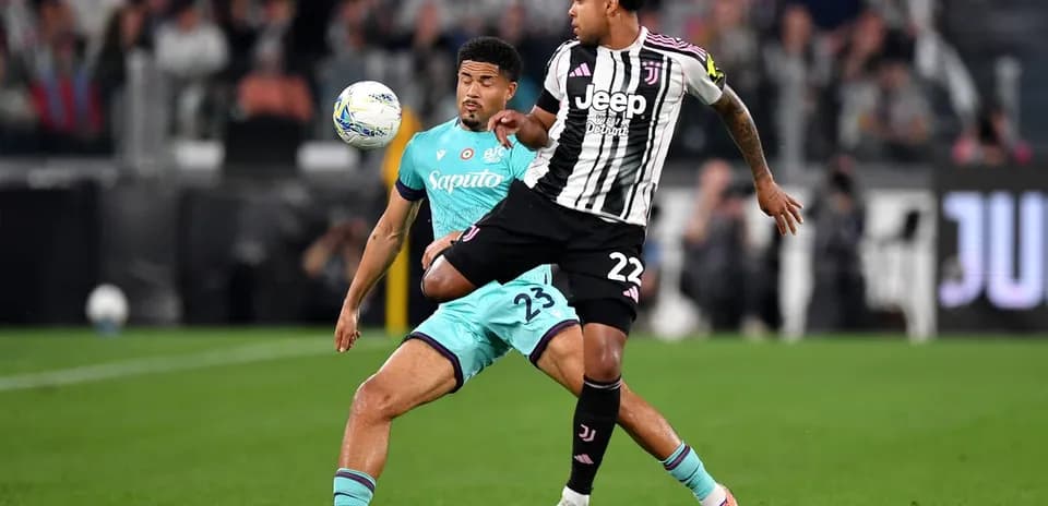 Juventus və Bologna oyunçuları top üçün mübarizə aparır