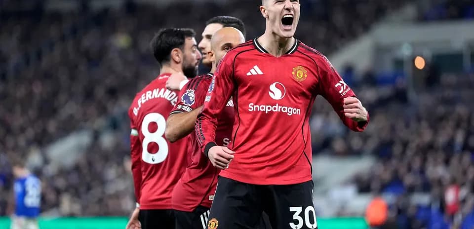 Manchester United futbolçuları sevinir