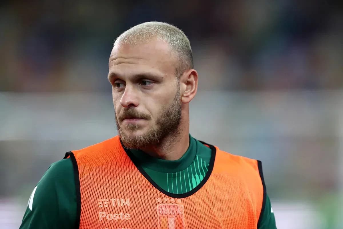 Futbolçu, ehtiyat oyunçusu forması ilə durur