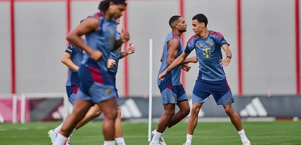Futbolçular məşq zamanı bir-biri ilə ünsiyyət qurur