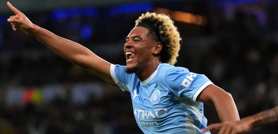 Futbolçu qol vurduqdan sonra sevinir