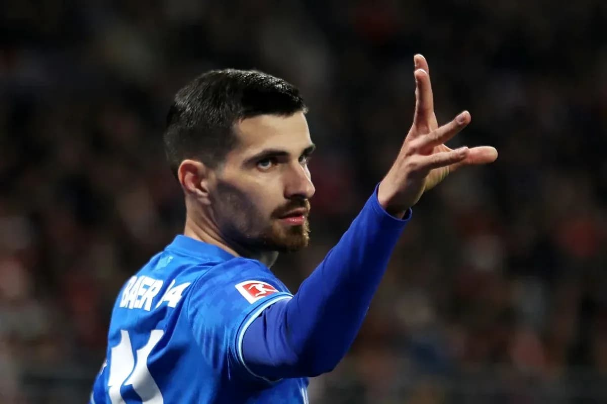 Futbolçu meydanda işarə edir