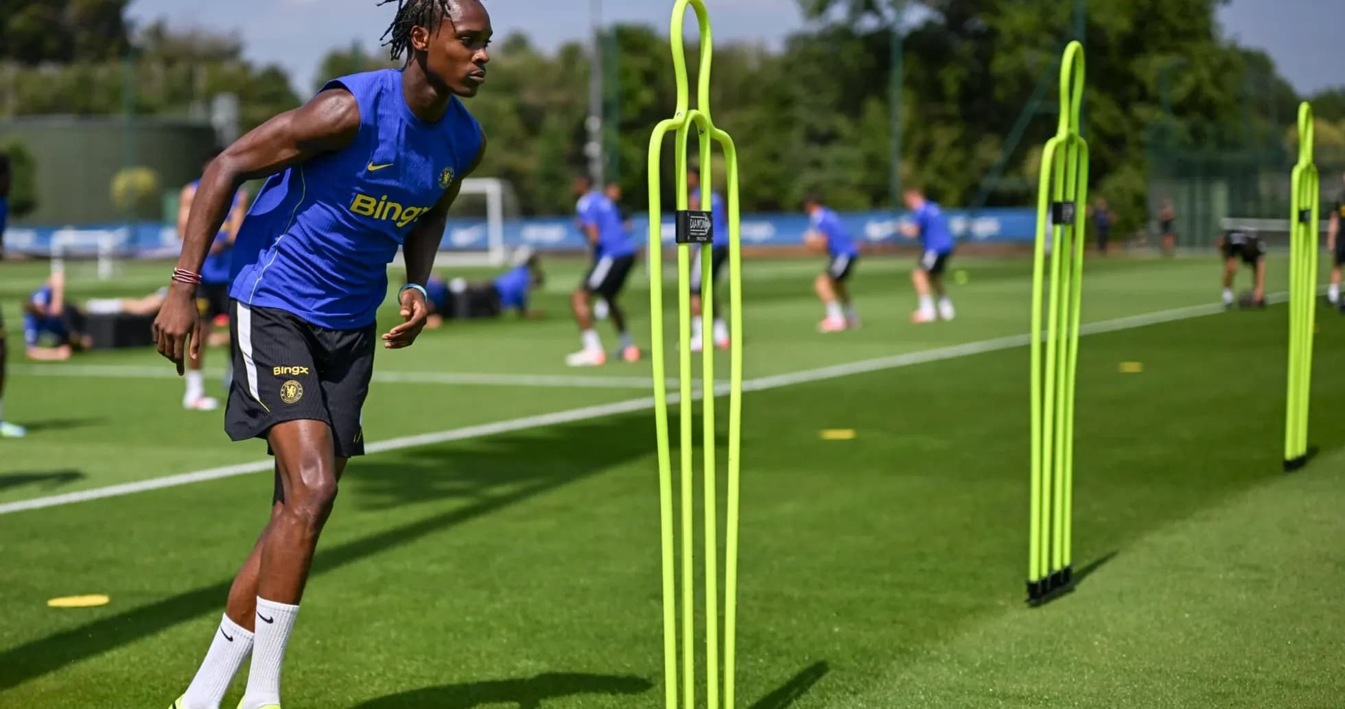 Futbolçu məşq zamanı konuslardan keçir