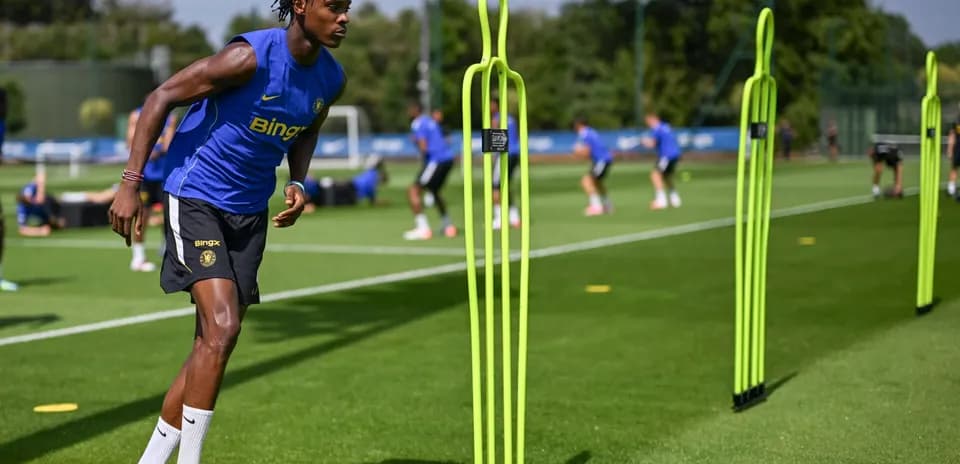 Futbolçu məşq zamanı konuslardan keçir