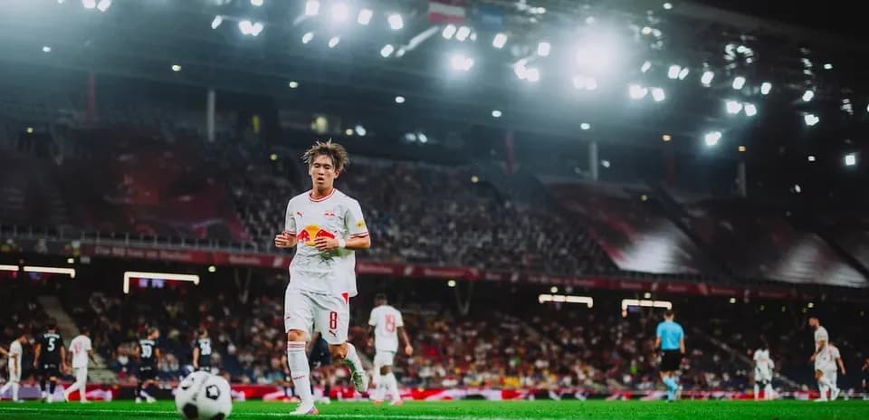 Red Bull Salzburg futbolçusu topa yaxınlaşır