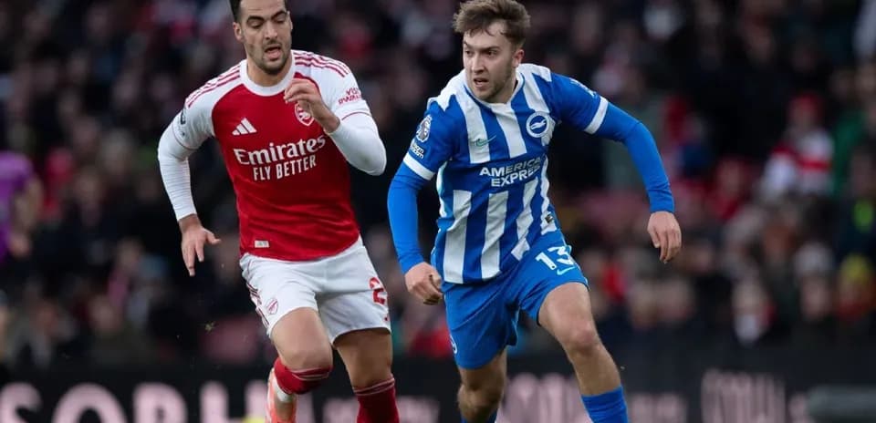 Arsenal and Brighton players competing for the ball