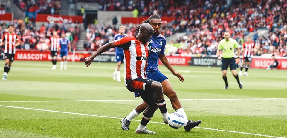 Brentford və Fulham oyunçuları mübarizə aparır