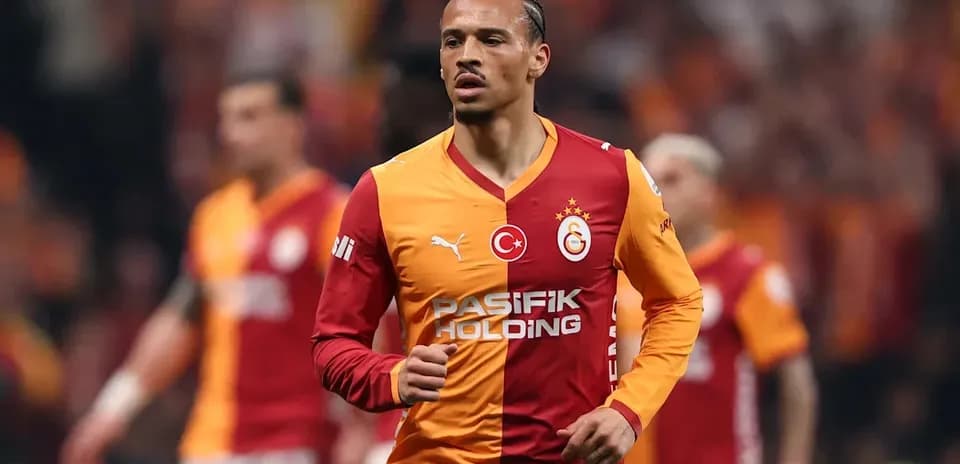 Galatasaray futbolçusu meydanda yürüyür