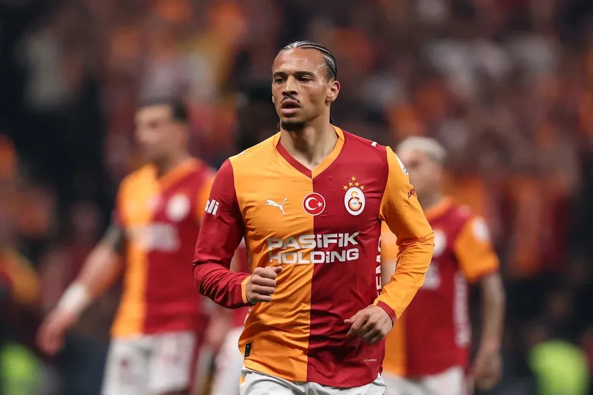 Galatasaray futbolçusu meydanda yürüyür