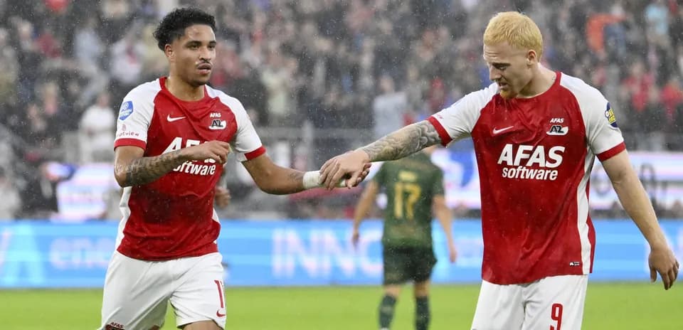 İki AZ Alkmaar oyunçusu bir-birinə əl verirlər
