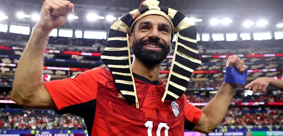 Futbolçu şapka ilə qələbə qeyd edir