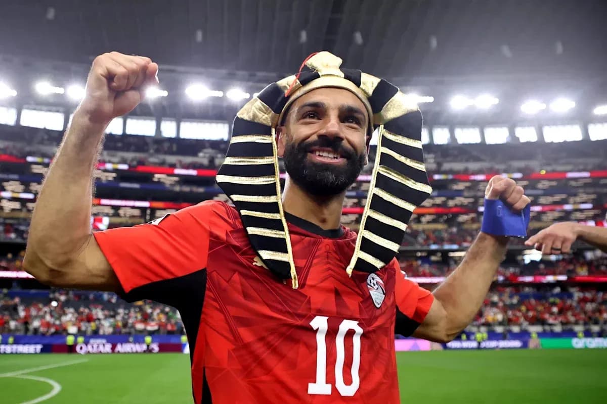 Futbolçu şapka ilə qələbə qeyd edir