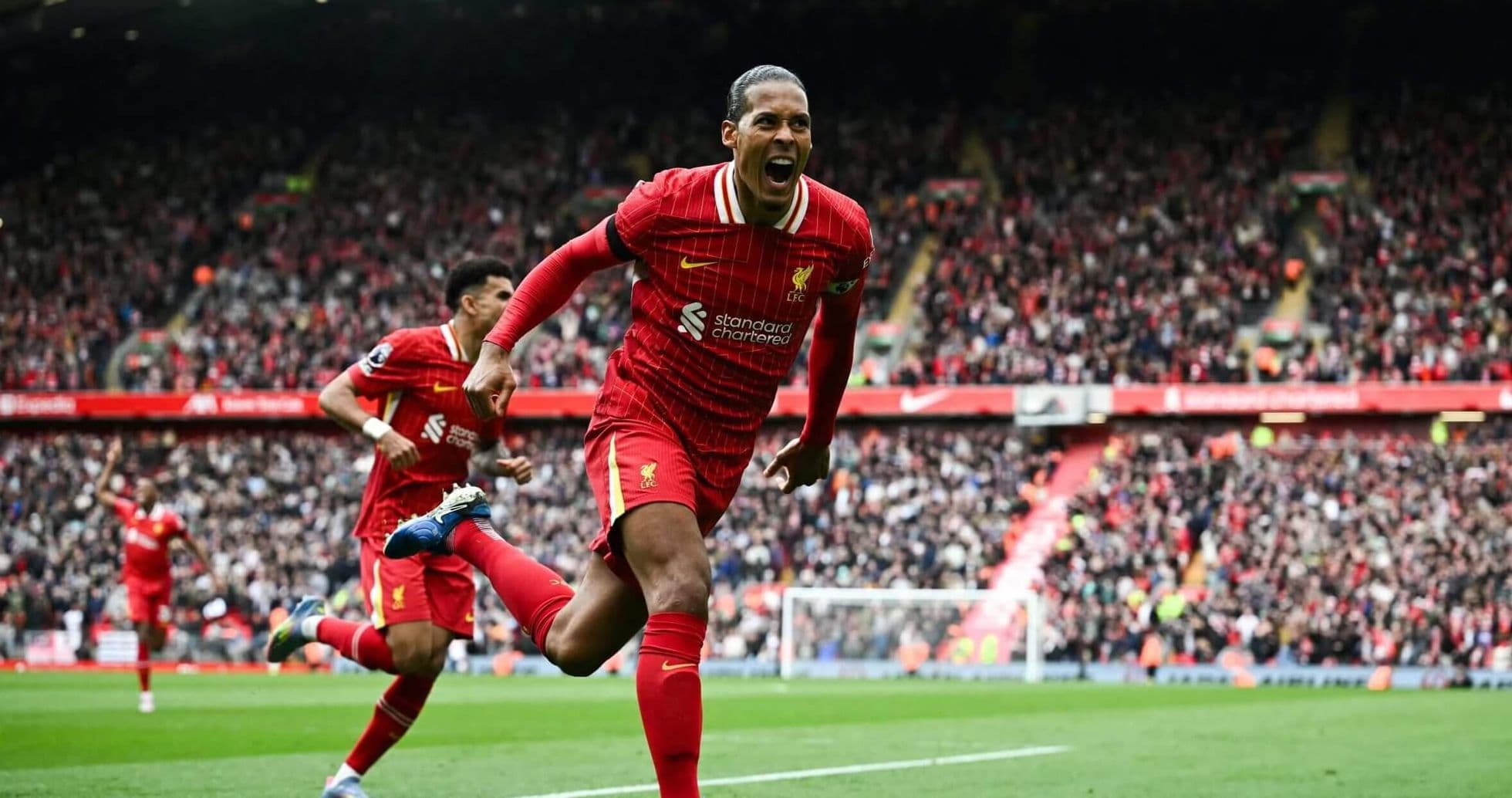 Liverpool oyunçusu qolu qeyd edir