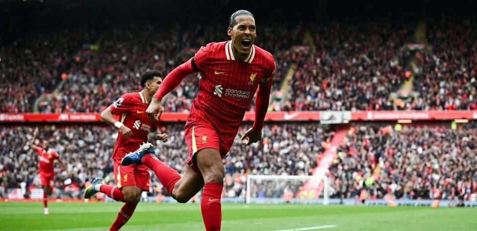 Liverpool oyunçusu qolu qeyd edir