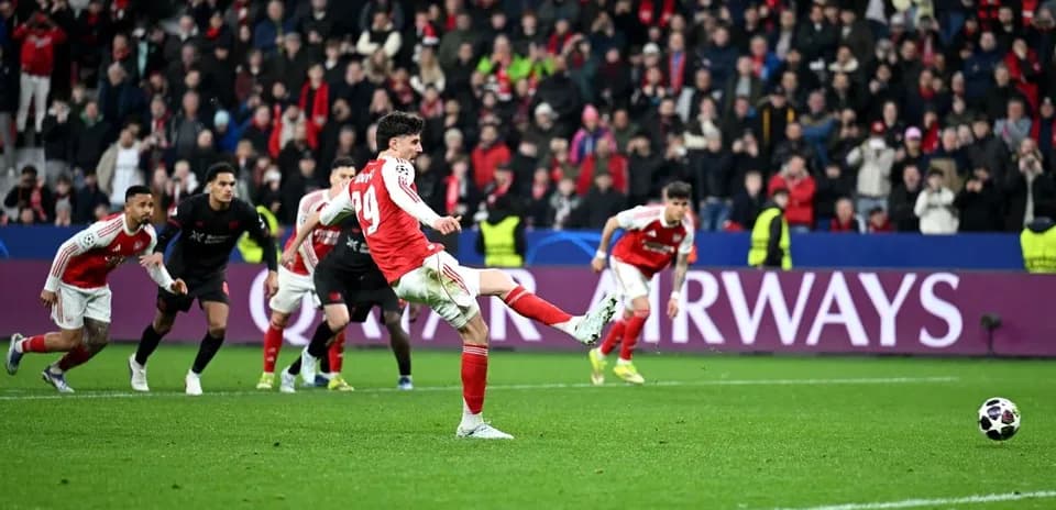 Arsenal futbolçusu penalti vurur