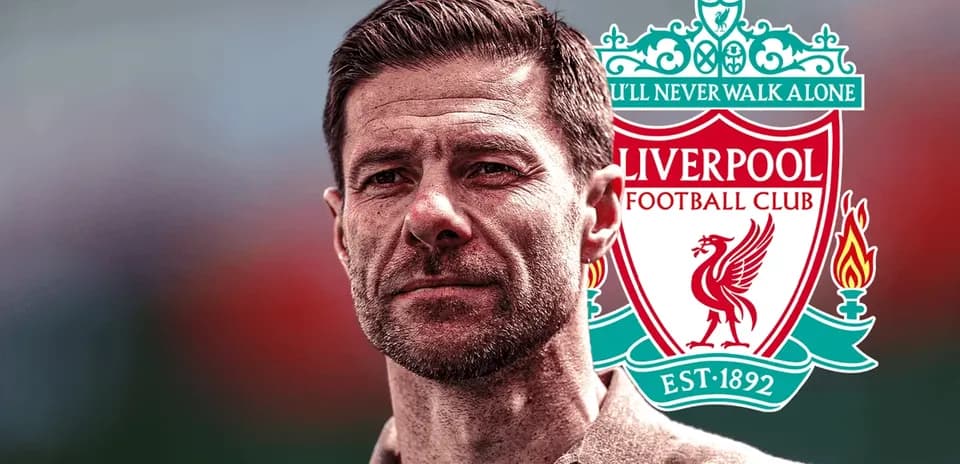 Adamış futbolçu Liverpool logosunun arxasında