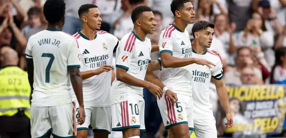 Real Madrid oyunçuları sevinir
