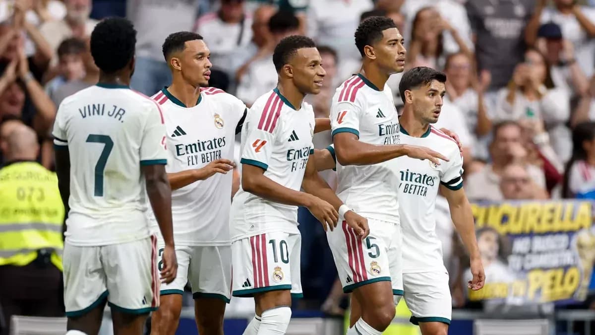Real Madrid oyunçuları sevinir