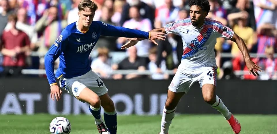 Everton and Crystal Palace players contesting for the ball