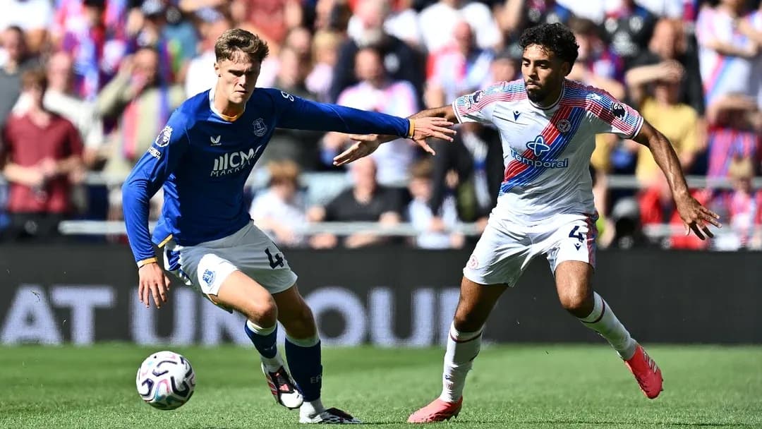 Everton and Crystal Palace players contesting for the ball
