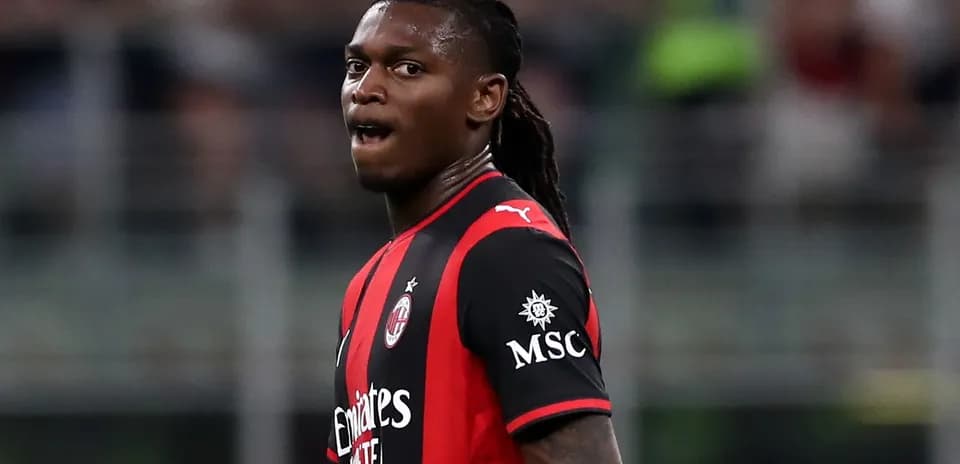 Futbolçu AC Milan formasında oyunçu stadionda