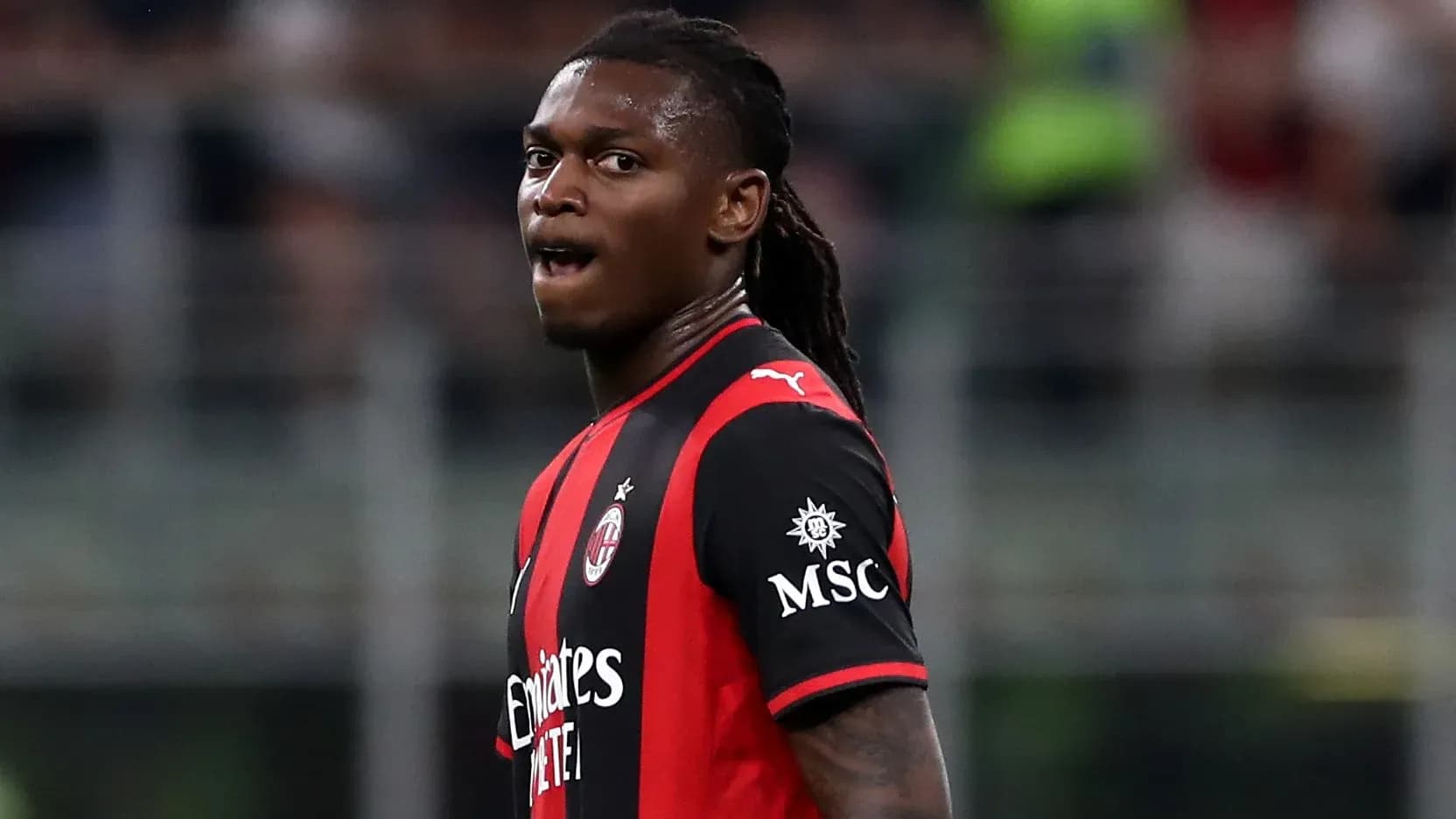 Futbolçu AC Milan formasında oyunçu stadionda