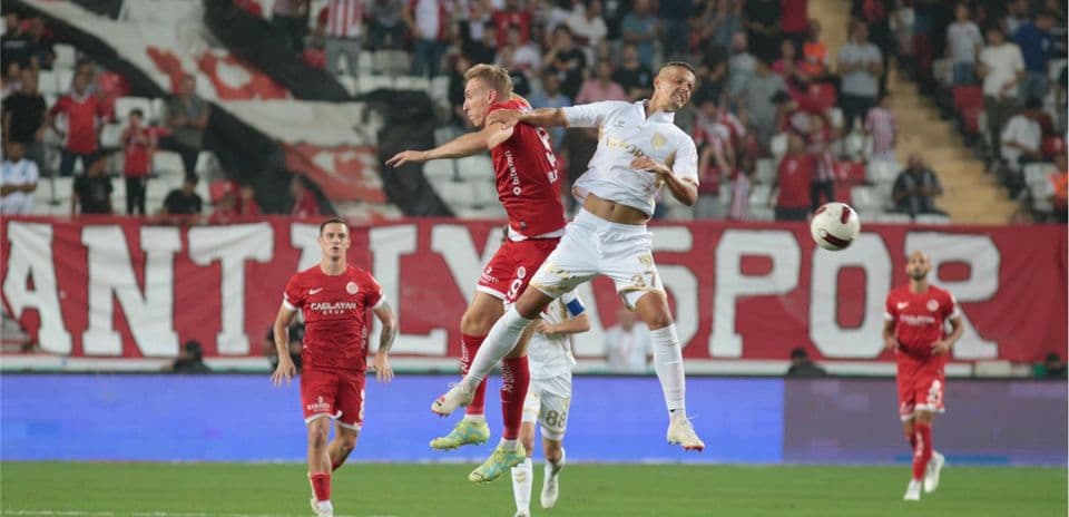 Antalyaspor vs Samsunspor: Evdəki Zəifliklər və Rəqabət