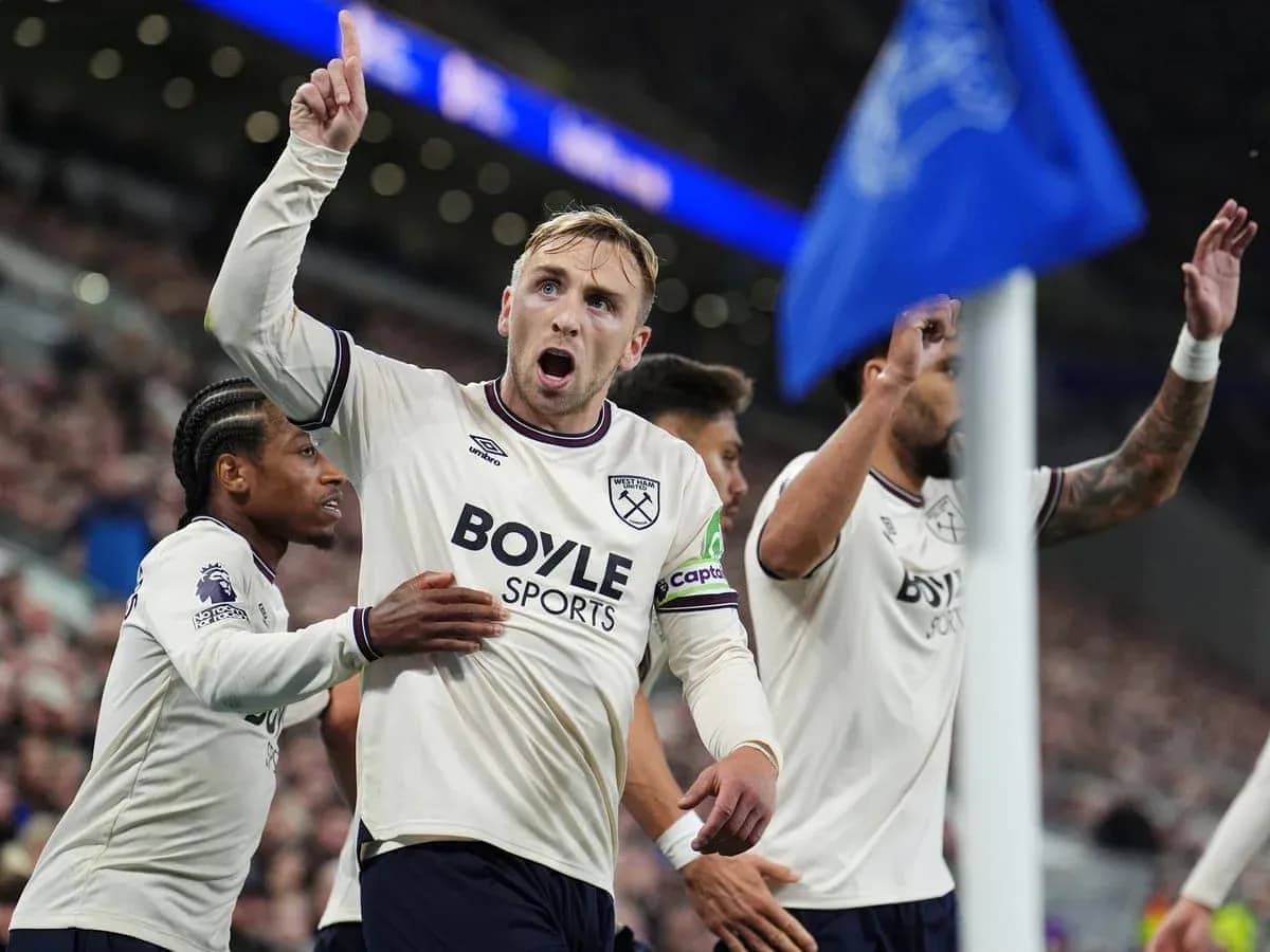 West Ham futbolçuları qolu qeyd edir