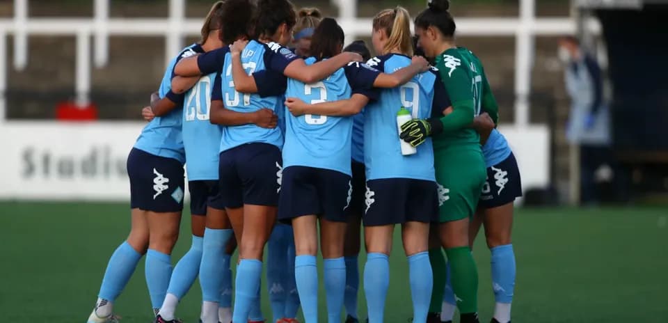 London City Lionesses oyunçuları huddle edir