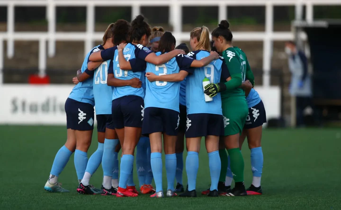London City Lionesses oyunçuları huddle edir
