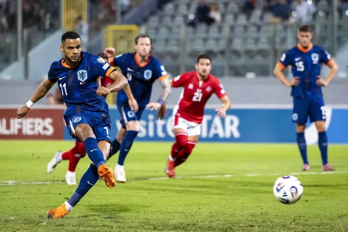 Hollandiya futbolçusu penalti vurur