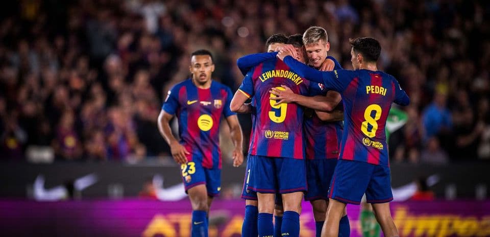 Barcelona oyunçuları qollarını qeyd edirlər