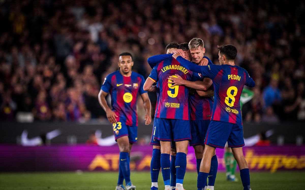 Barcelona oyunçuları qollarını qeyd edirlər
