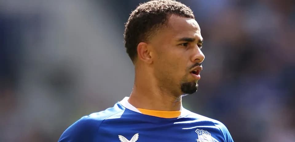 Futbolçu Everton formasında sahədə durur