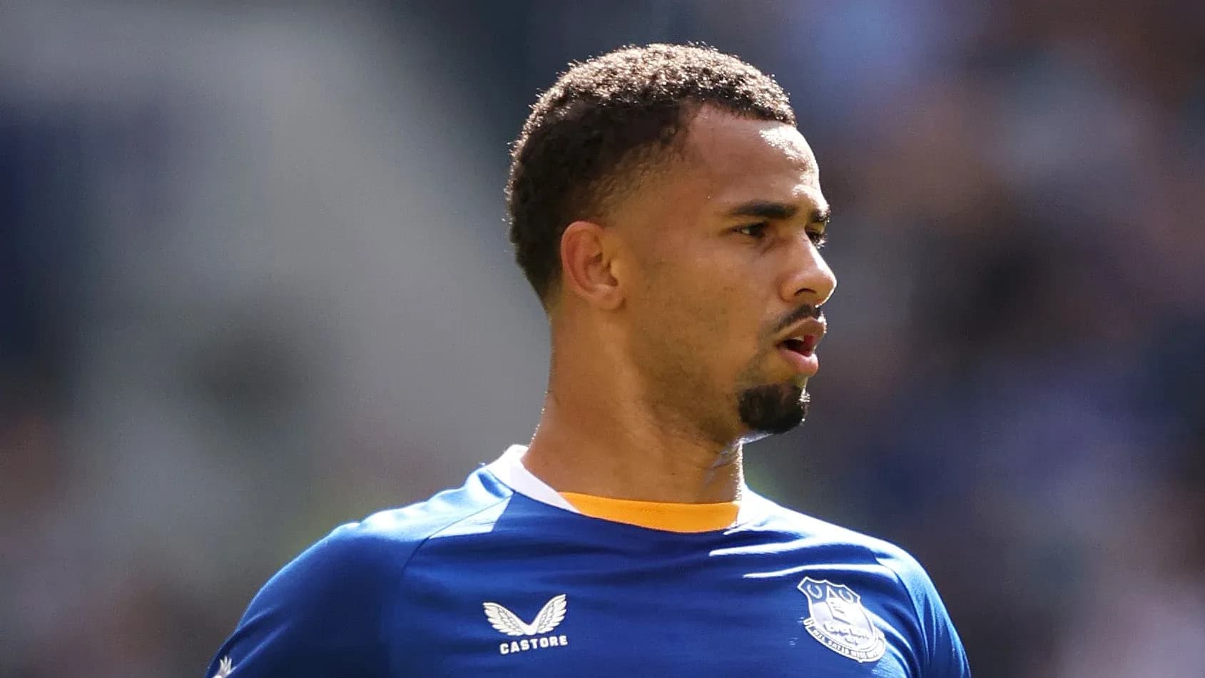 Futbolçu Everton formasında sahədə durur