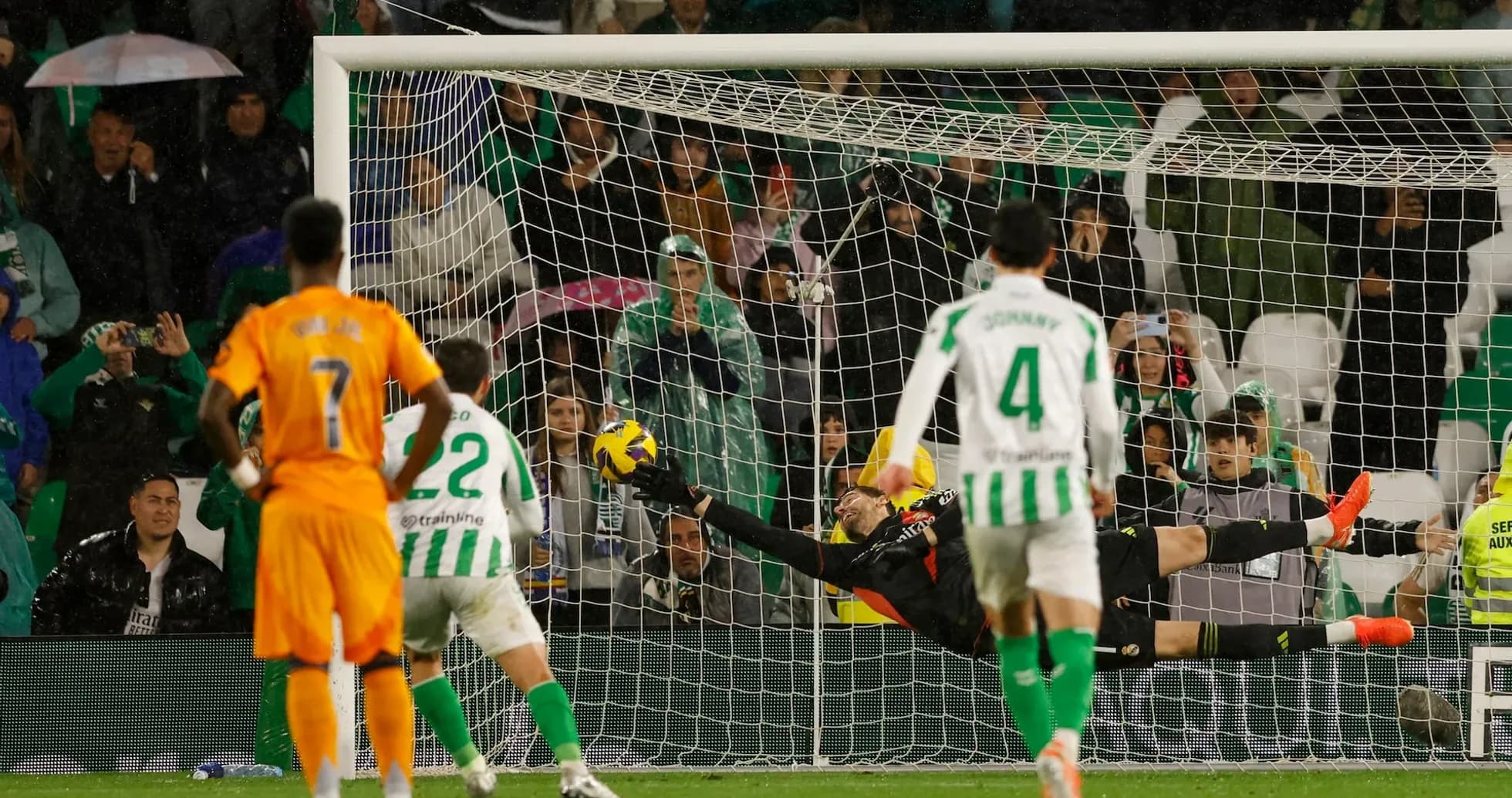Real Betis qapıçısının topu xilas etməsi